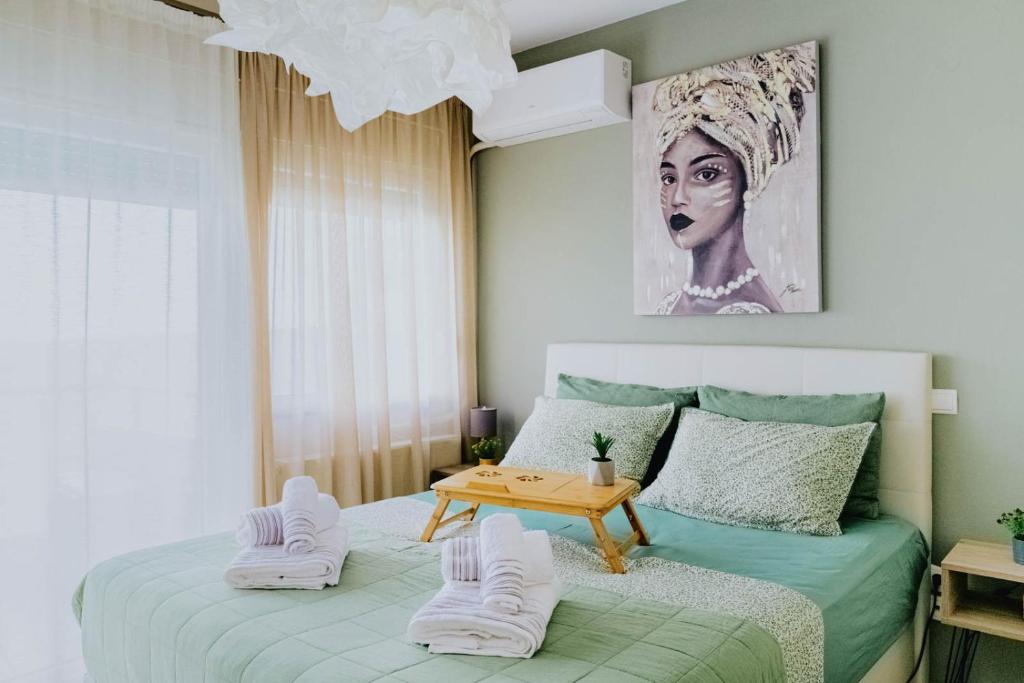 Un dormitorio con una cama con una mesa. en Sunny Days apartment en Alejandrópolis