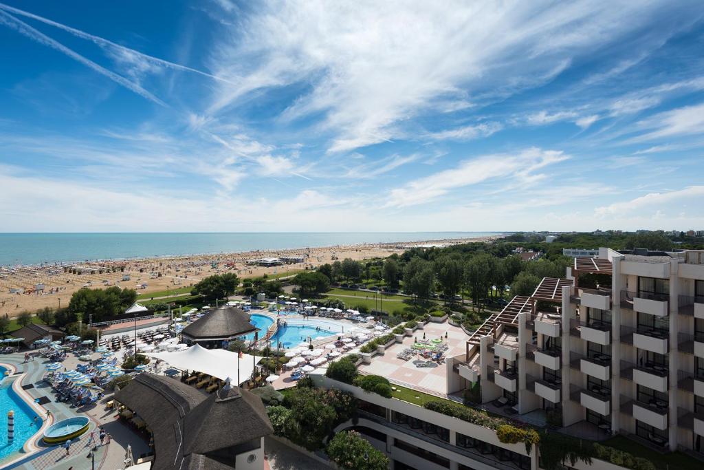 Бассейн в Aparthotel Holiday или поблизости