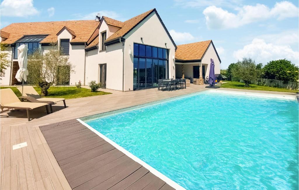 una piscina frente a una casa en Gorgeous Home In Pierre-leve With Kitchen, 