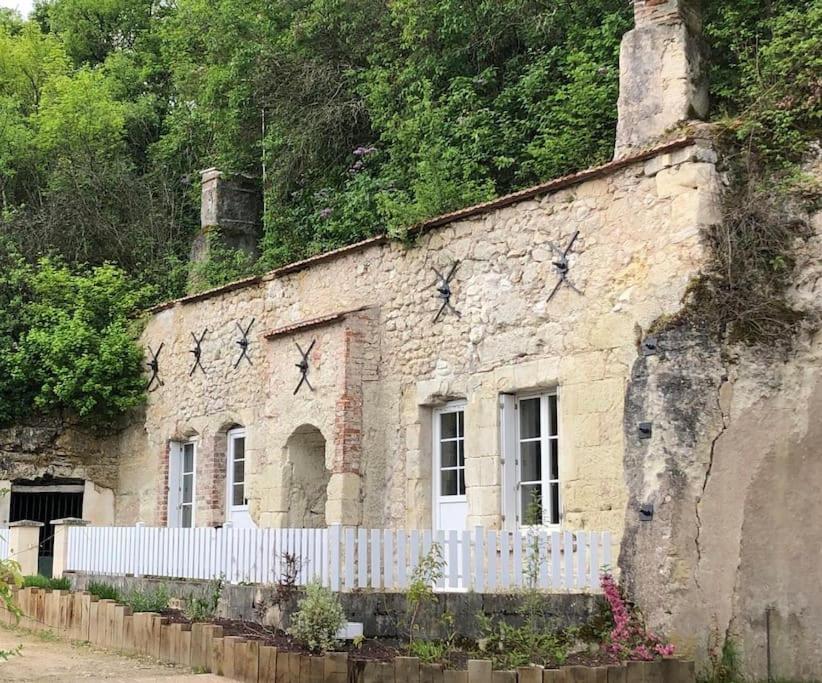 an old stone building with graffiti on it at Nuit insolite dans une troglodyte ! in Nazelles