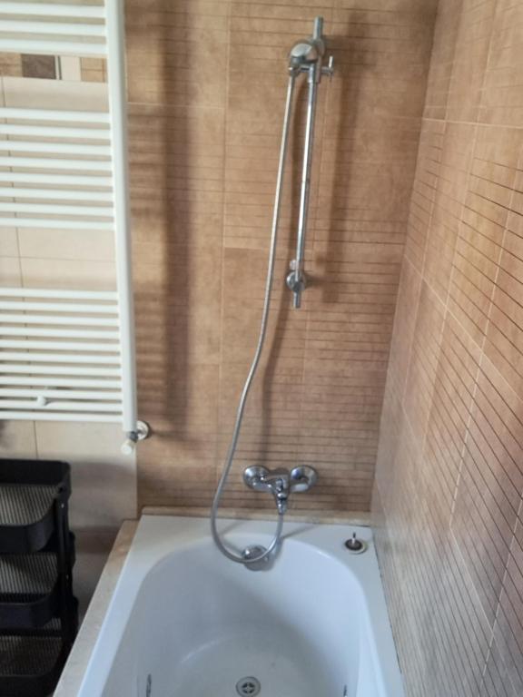 eine Badewanne im Bad mit Dusche in der Unterkunft Casa privada centrica in Vilanova de Arousa
