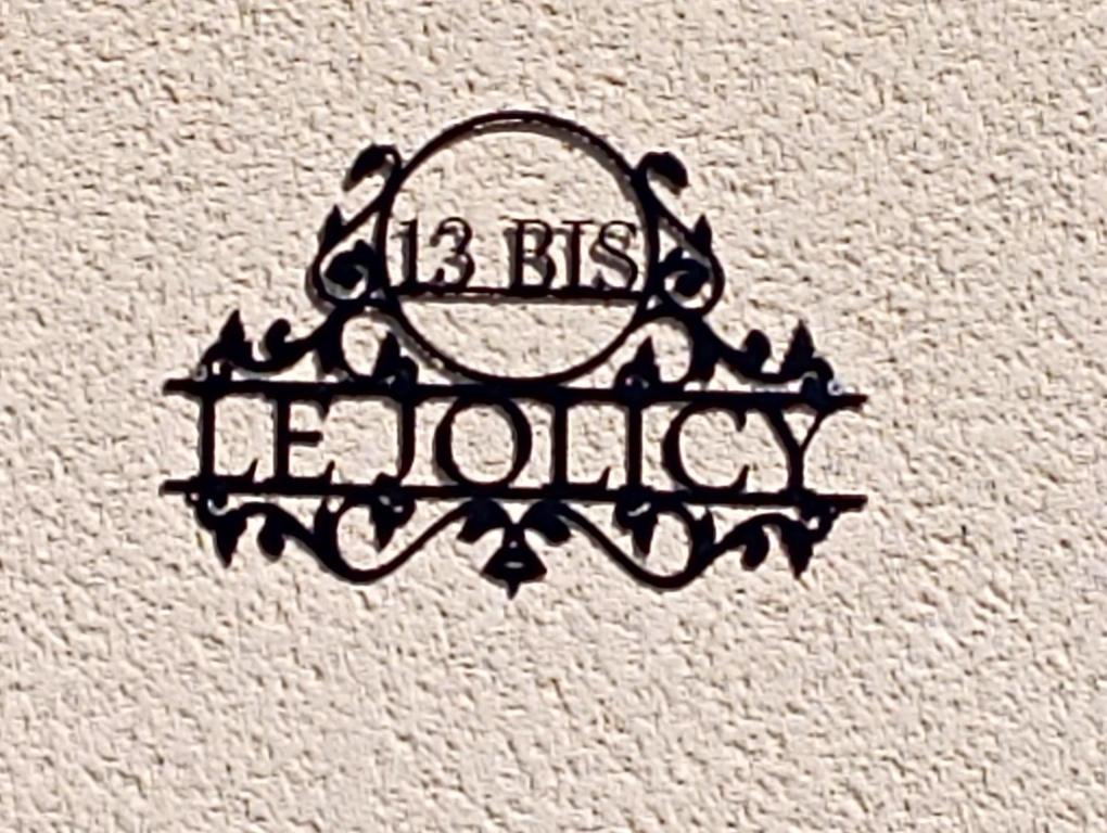Nexon的住宿－LE JOLICY，墙上有表示其高中生的标志
