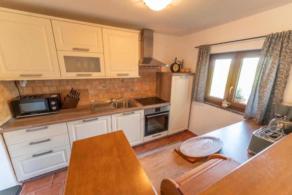 Kuchyň nebo kuchyňský kout v ubytování Hill Cottage Haloze