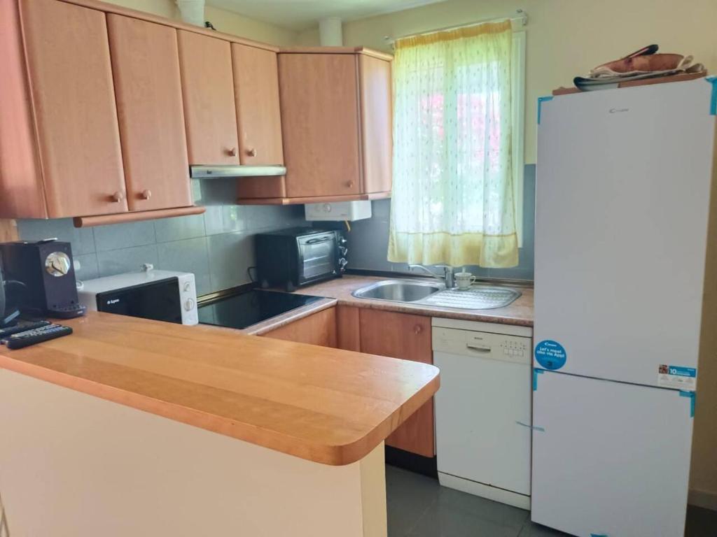 Kuchyňa alebo kuchynka v ubytovaní Apartamento a pie de playa con jardin privado