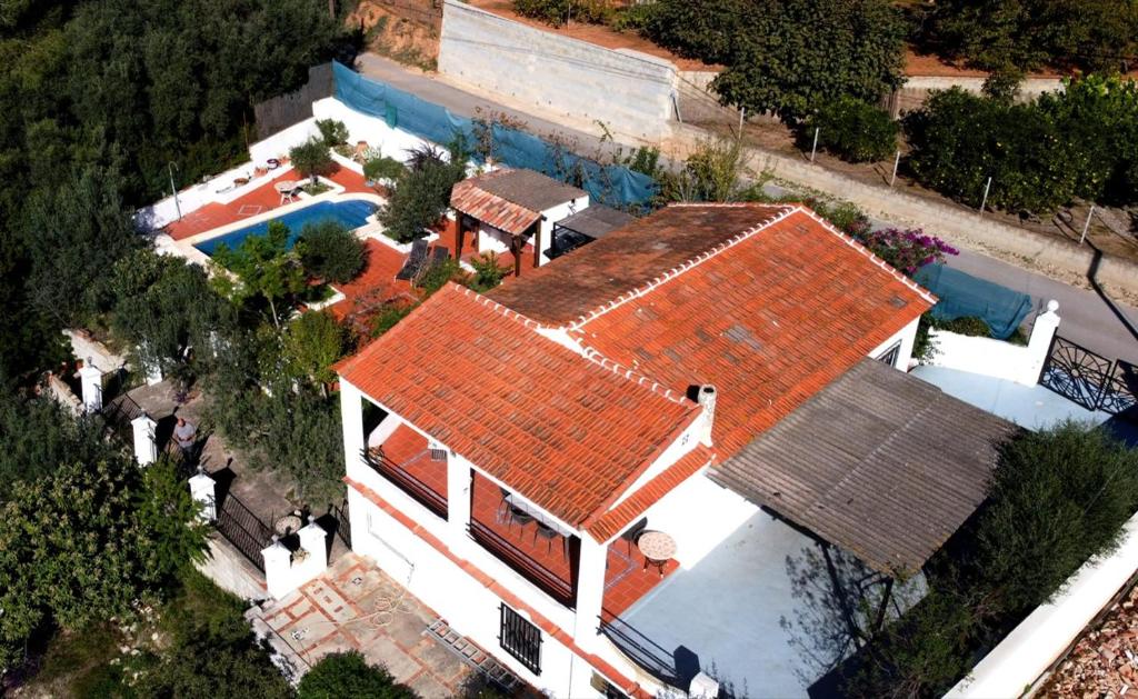哈蒂瓦的住宿－Villa Rios，享有橙色屋顶房屋的顶部景色