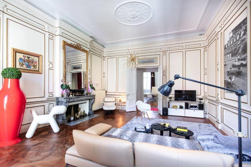 - un salon avec un canapé et un vase rouge dans l'établissement Hôtel particulier de 1734 - avec Parking - Plein centre-ville, à Besançon