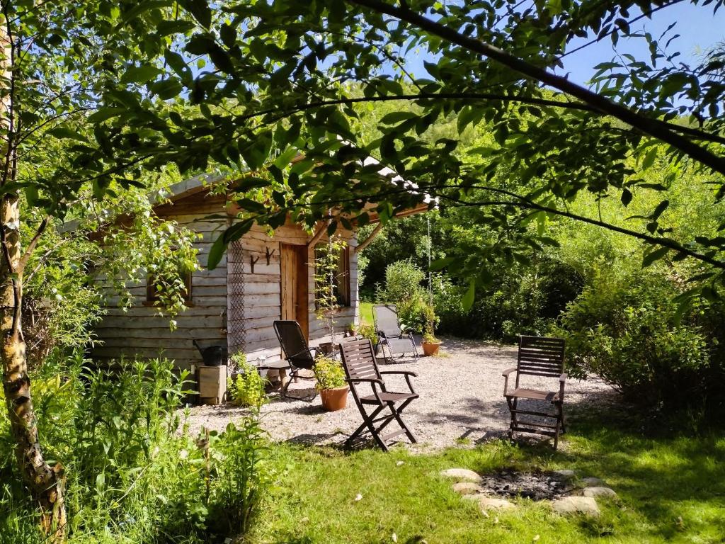 een groep stoelen in een tuin bij The Cabins Conwy in Conwy