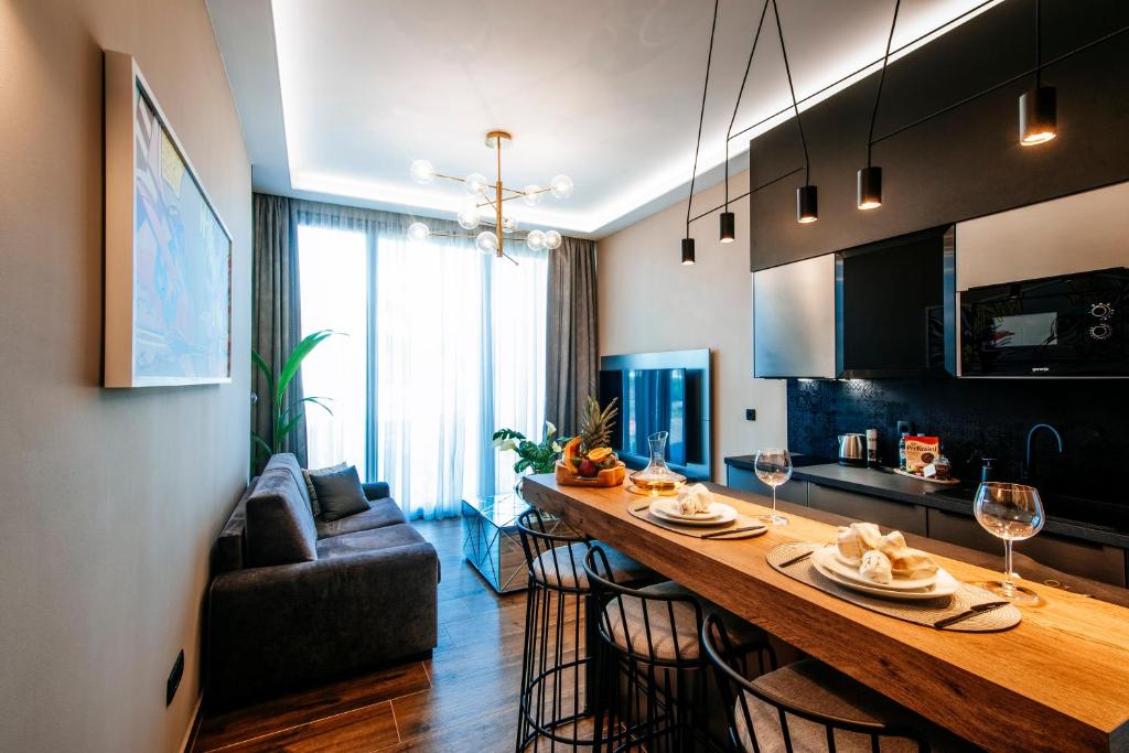 Kuchyňa alebo kuchynka v ubytovaní Dedaj Resort - Villa Almaro