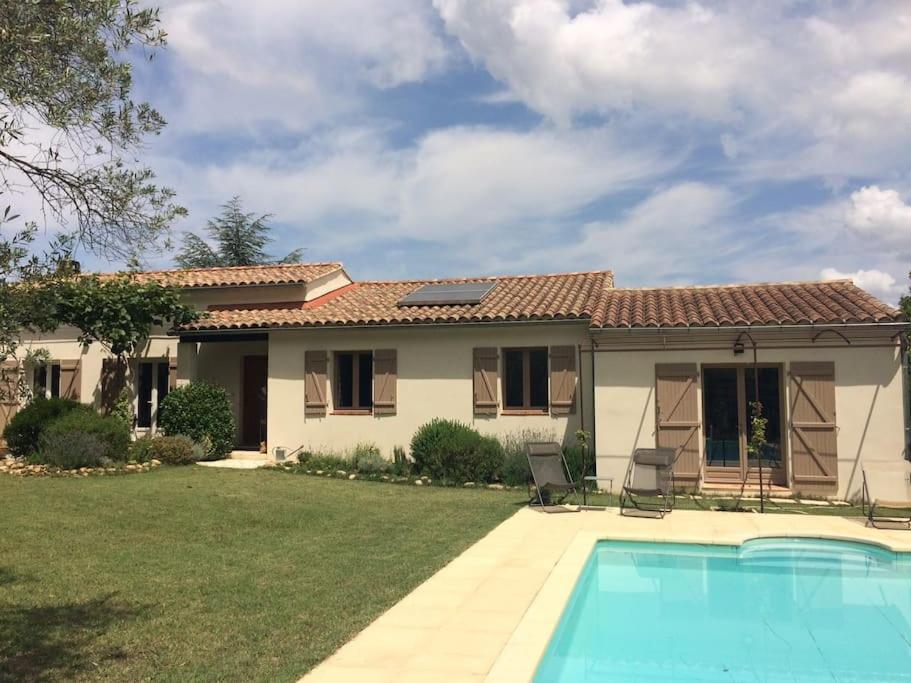 uma casa com piscina no quintal em maison de vacances avec piscine à Saint Remy de Provence em Saint-Rémy-de-Provence