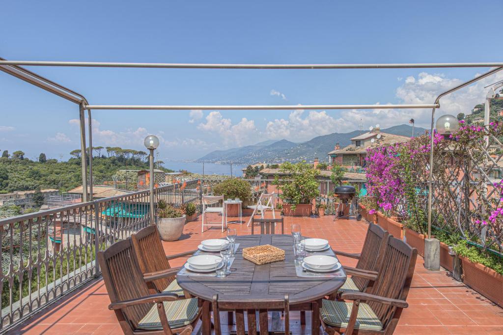 - une table sur un balcon avec vue sur l'océan dans l'établissement Attico con Terrazza e Piscina, à Camogli