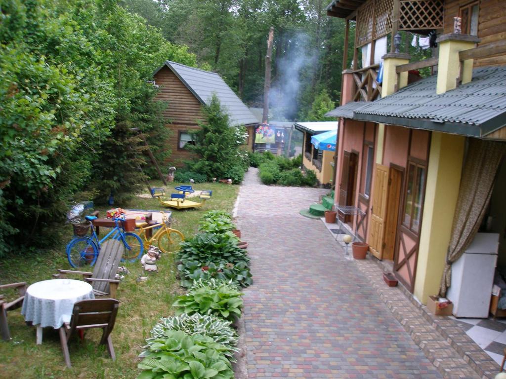 une passerelle dans une cour à côté d'une maison dans l'établissement Світязький хуторок, à Svityazʼ