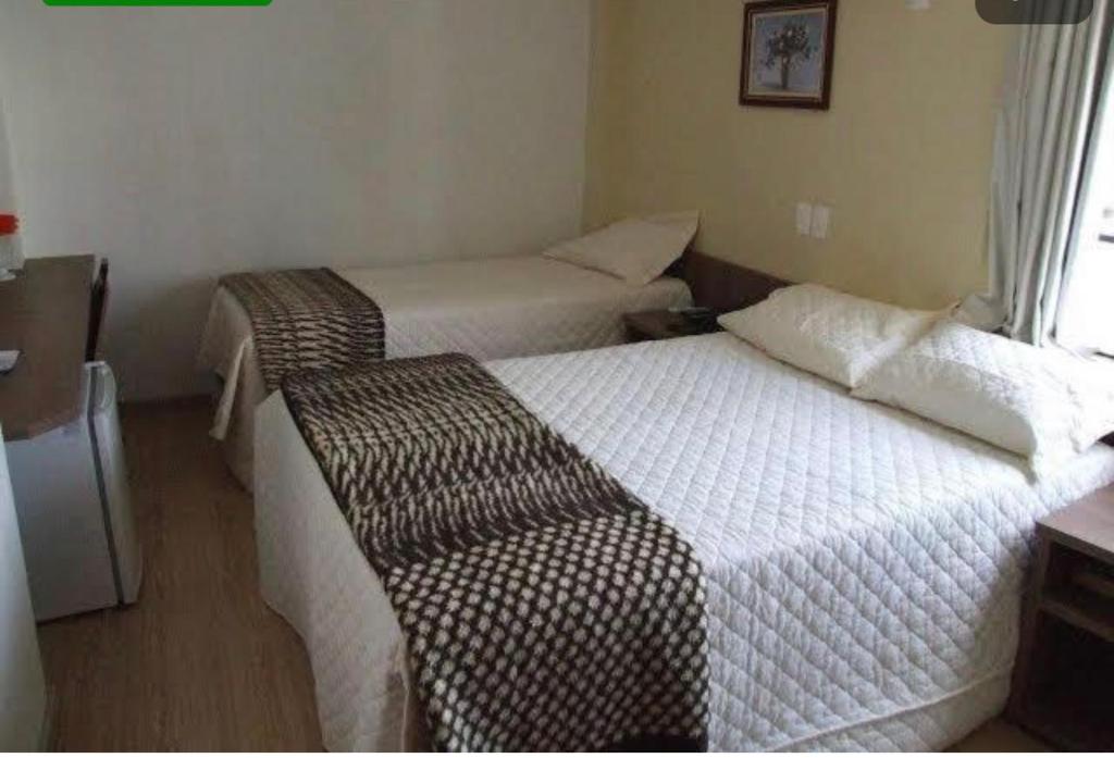 una camera con due letti di Vicz Palace Hotel a Curitiba