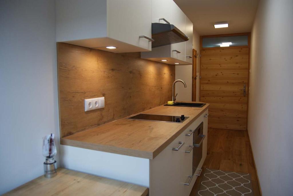 A kitchen or kitchenette at Gästehaus Obererlacher