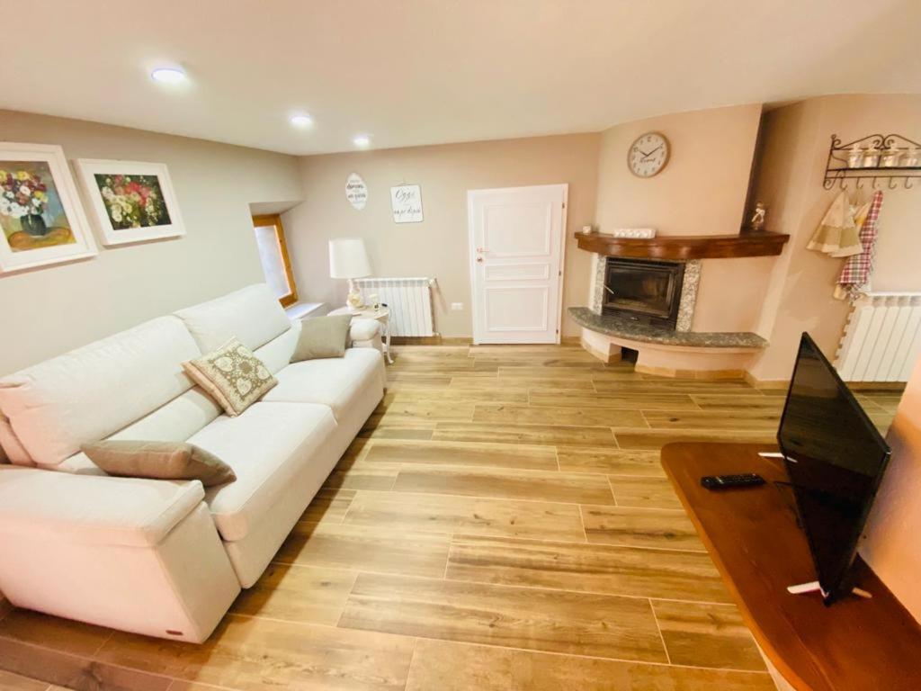 TV a/nebo společenská místnost v ubytování Al Cottage