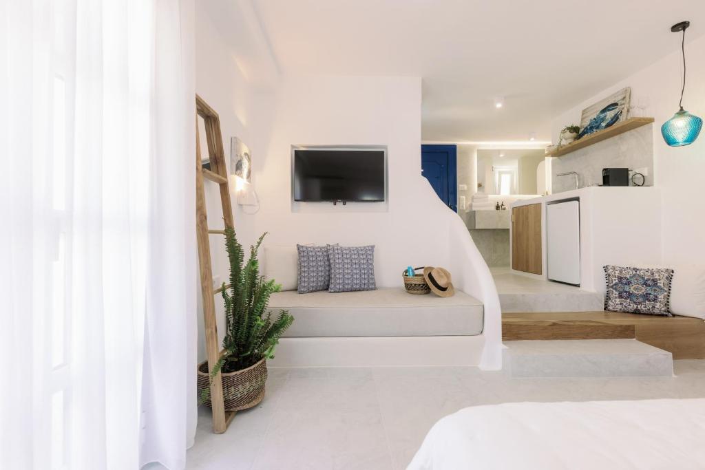 TV a/nebo společenská místnost v ubytování Athina Studios and Suites Plaka