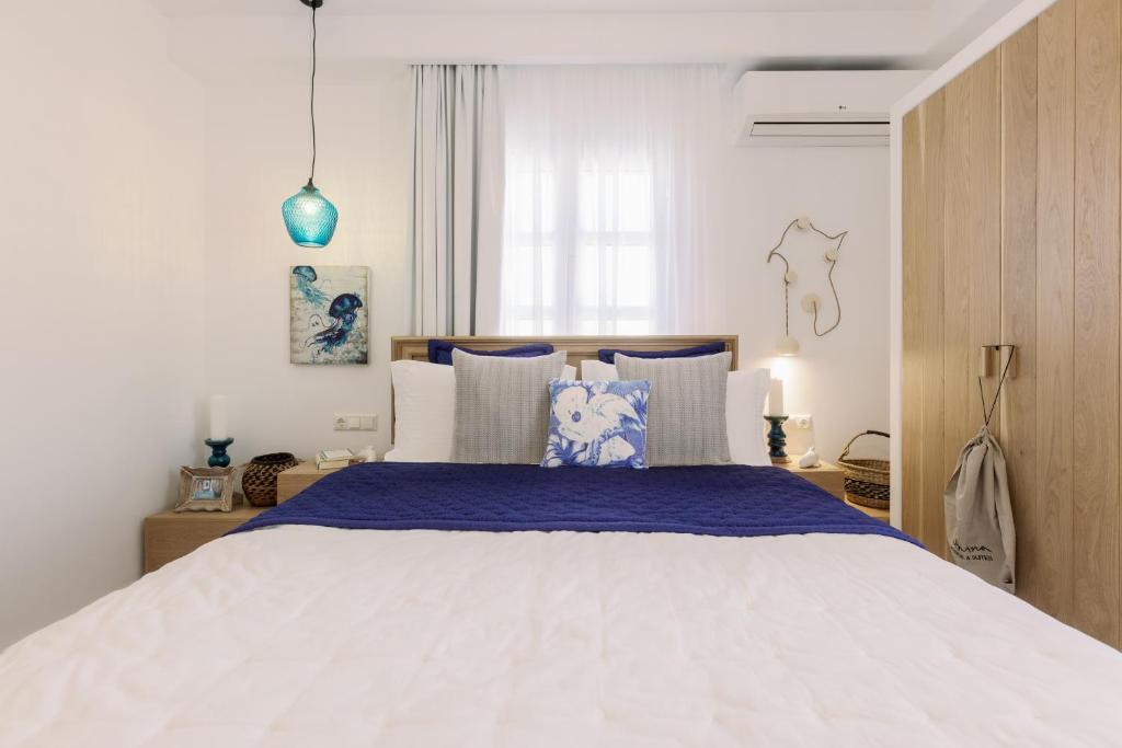 Postel nebo postele na pokoji v ubytování Athina Studios and Suites Plaka