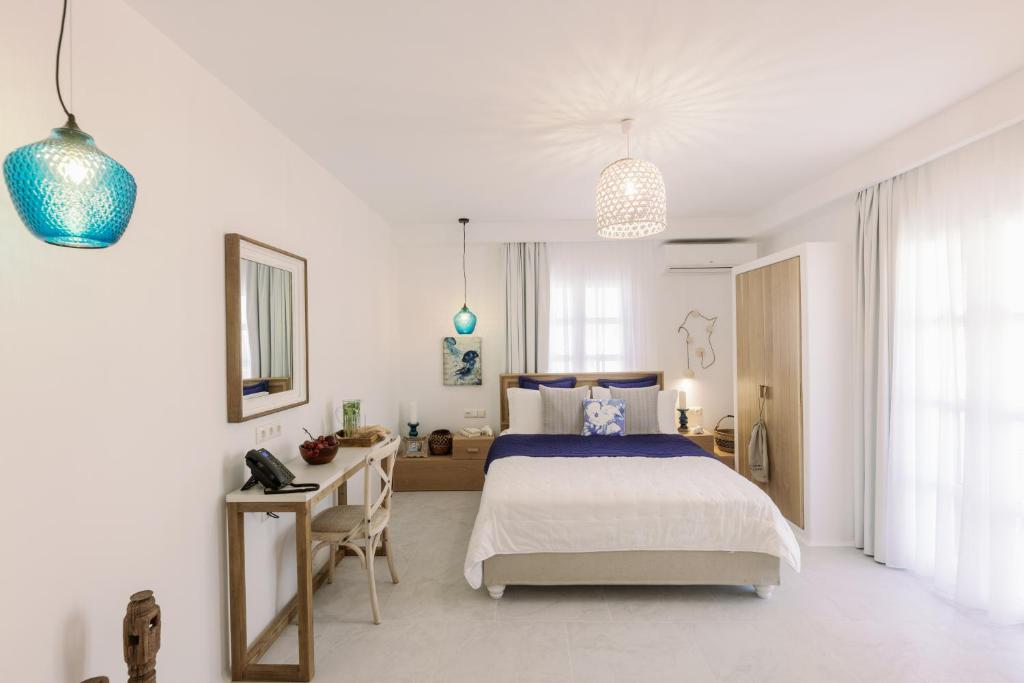 Postel nebo postele na pokoji v ubytování Athina Studios and Suites Plaka