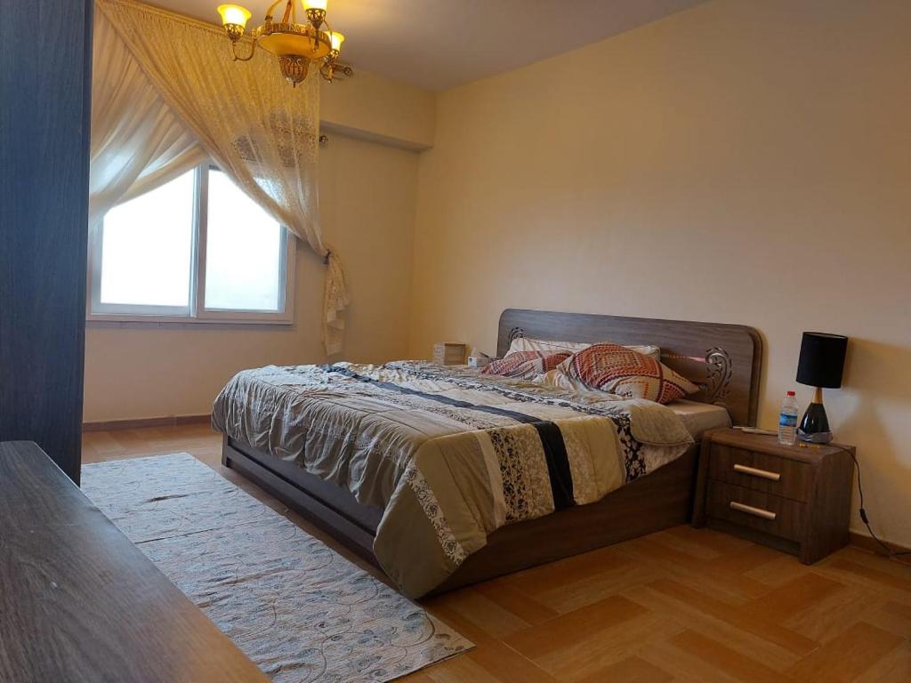 Postel nebo postele na pokoji v ubytování شقة كبيرة مؤثثة بالكامل