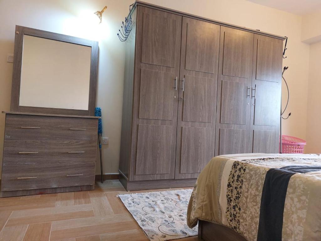 Postel nebo postele na pokoji v ubytování شقة كبيرة مؤثثة بالكامل