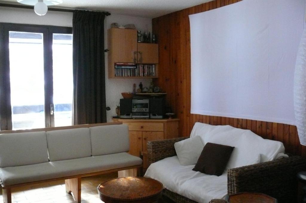 サン・シャフレにあるBelles vacances dans belle régionのソファとテーブルのあるリビングルーム