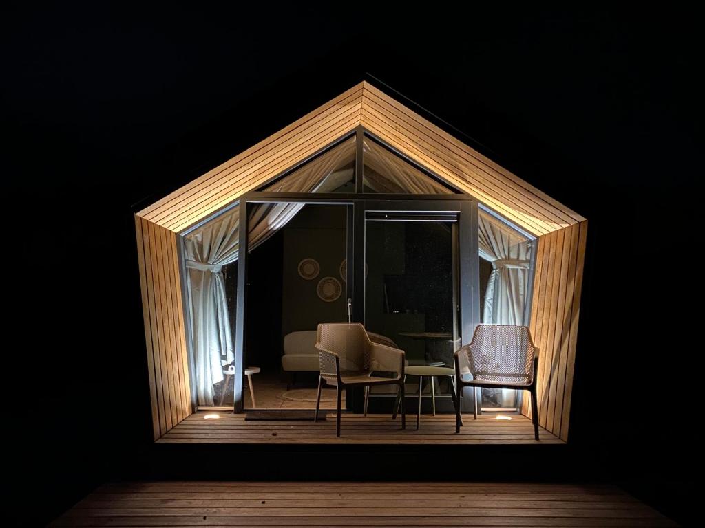 ein kleines Zimmer mit einem Tisch und Stühlen in einem Zimmer in der Unterkunft Natuurhuisjes Lust en Last in Sommelsdijk