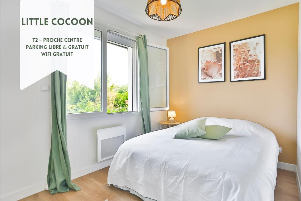 - une chambre avec un lit blanc et une fenêtre dans l'établissement Little Cocoon ~ T2 douillet, à Vierzon