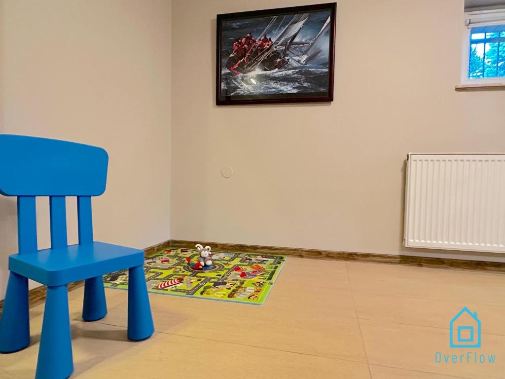 Televízia a/alebo spoločenská miestnosť v ubytovaní Zatoka Apartment- Tranquil Retreat, 15 Minutes to the Sea & Gdańsk City Center