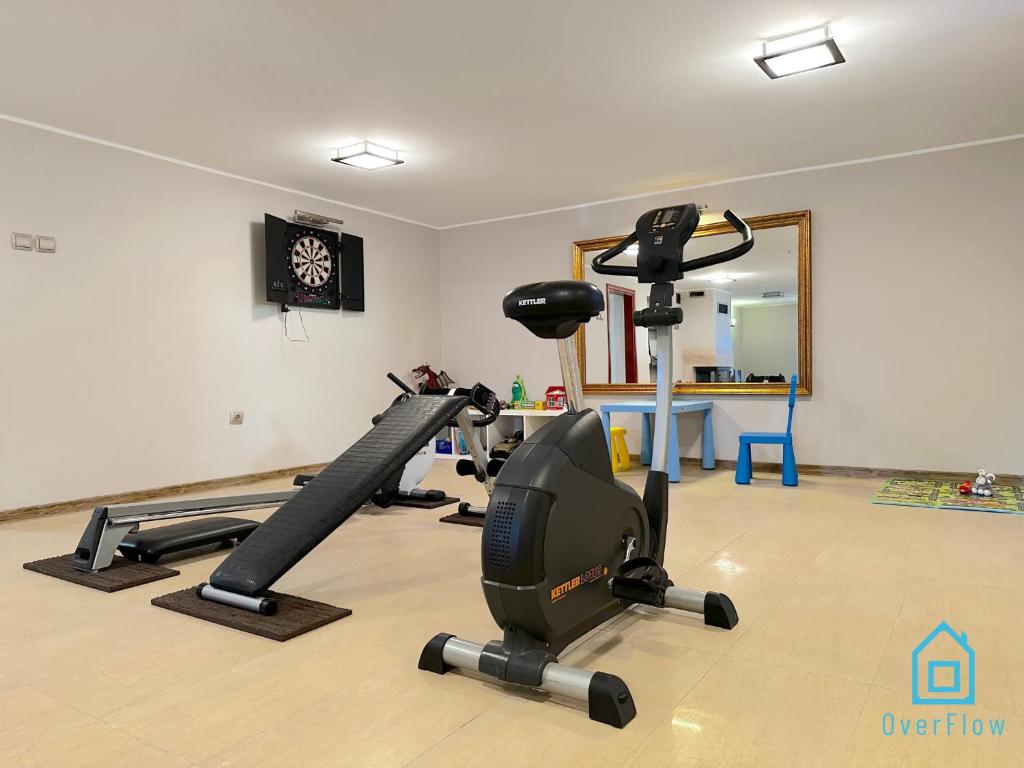 Posilňovňa alebo fitness centrum v ubytovaní Zatoka Apartment- Tranquil Retreat, 15 Minutes to the Sea & Gdańsk City Center