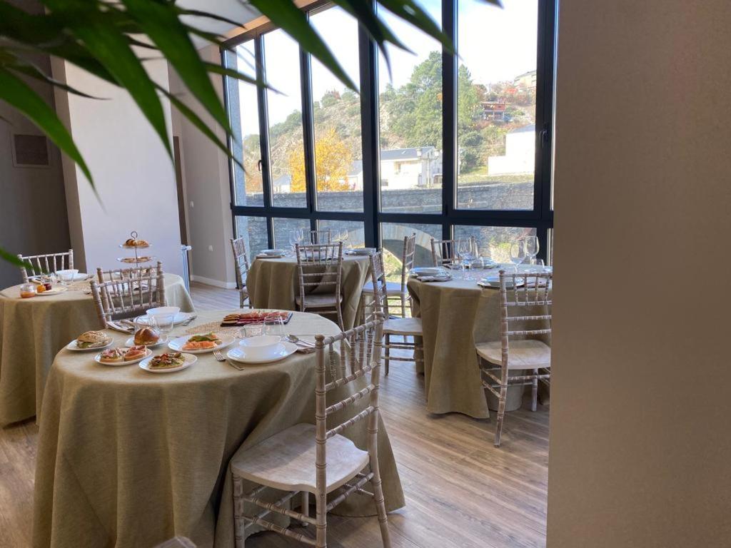 Restauracja lub miejsce do jedzenia w obiekcie A PONTEVELLA Alojamiento Boutique, Sobradelo