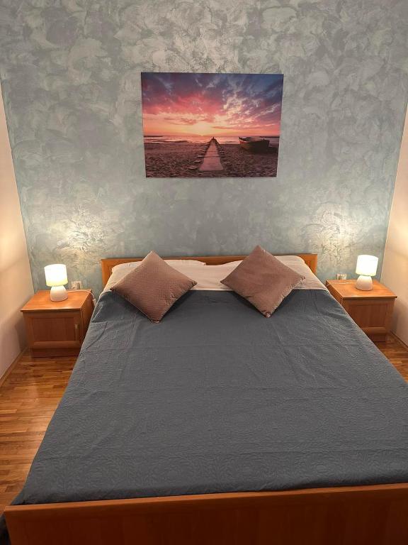 sypialnia z dużym łóżkiem i dwoma szafkami nocnymi w obiekcie Apartments Denis & Lucija w Rovinj