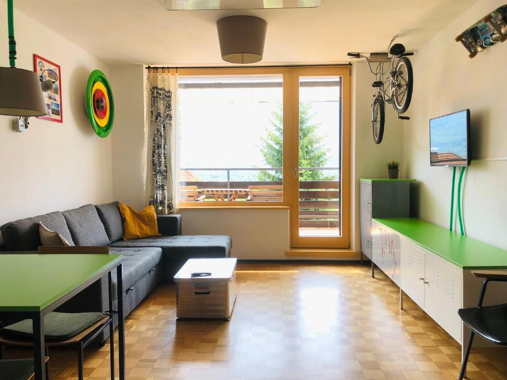 ein Wohnzimmer mit einem Sofa und einem Tisch in der Unterkunft Bad Chaka Apartment in Bovec