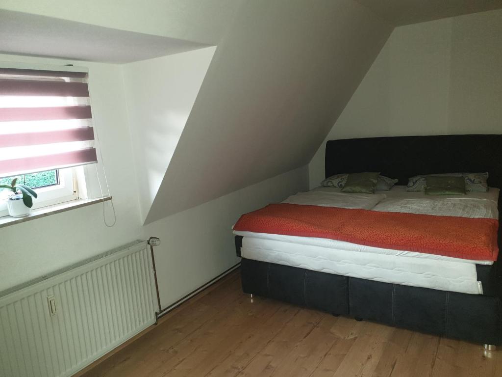 a small bedroom with a bed in a attic at Ferienwohnung PETER in Rudolstadt