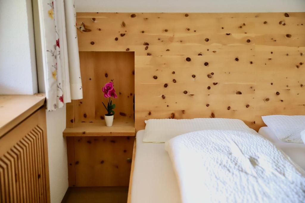 Postel nebo postele na pokoji v ubytování Bio Apartment - Der Steinadler