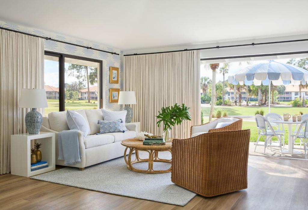 - un salon avec un canapé blanc et une table dans l'établissement The Cottages at PGA National Resort, à Palm Beach Gardens