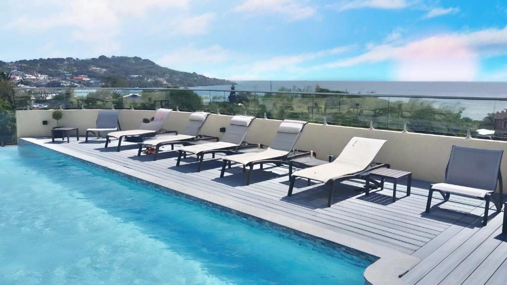 Bazén v ubytování Comfort Inn & Suites Tobago nebo v jeho okolí