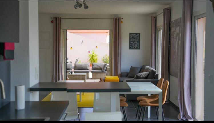 a kitchen and living room with a table and chairs at Chez Pasqua ! Appartement spacieux avec terrasse 2 chambres 6 couchages en Rooftop in LʼÎle-Rousse