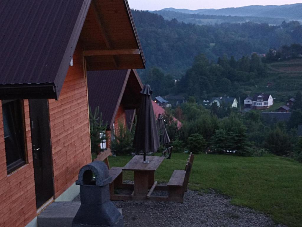 a bench sitting on the side of a house with a view at Apartamenty i domki in Wołkowyja