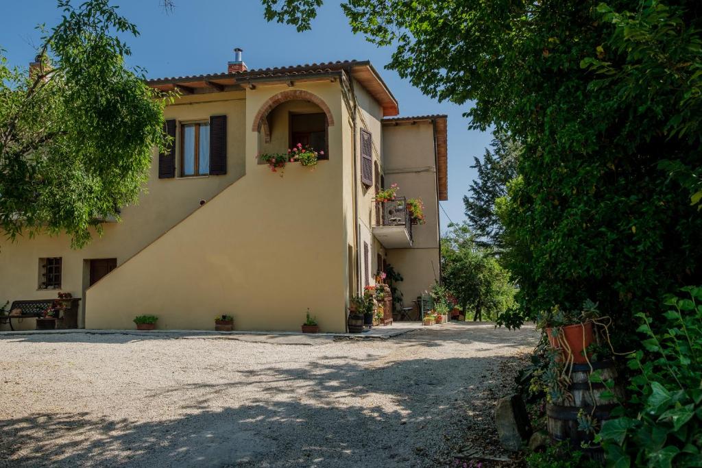 un edificio con una finestra con dei fiori sopra di Lignanello Country House a Pienza