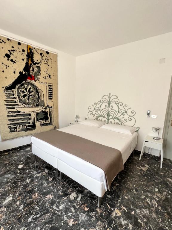una camera con un grande letto e un orologio a muro di Appartamento Funtanedda - Affitti Brevi Italia a Triei