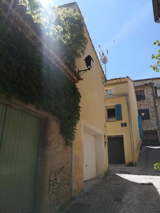Une allée avec un bâtiment doté d'un garage dans l'établissement Maison au cœur d'un petit village provençal proche Vaison la Romaine, à Saint-Romain-en-Viennois