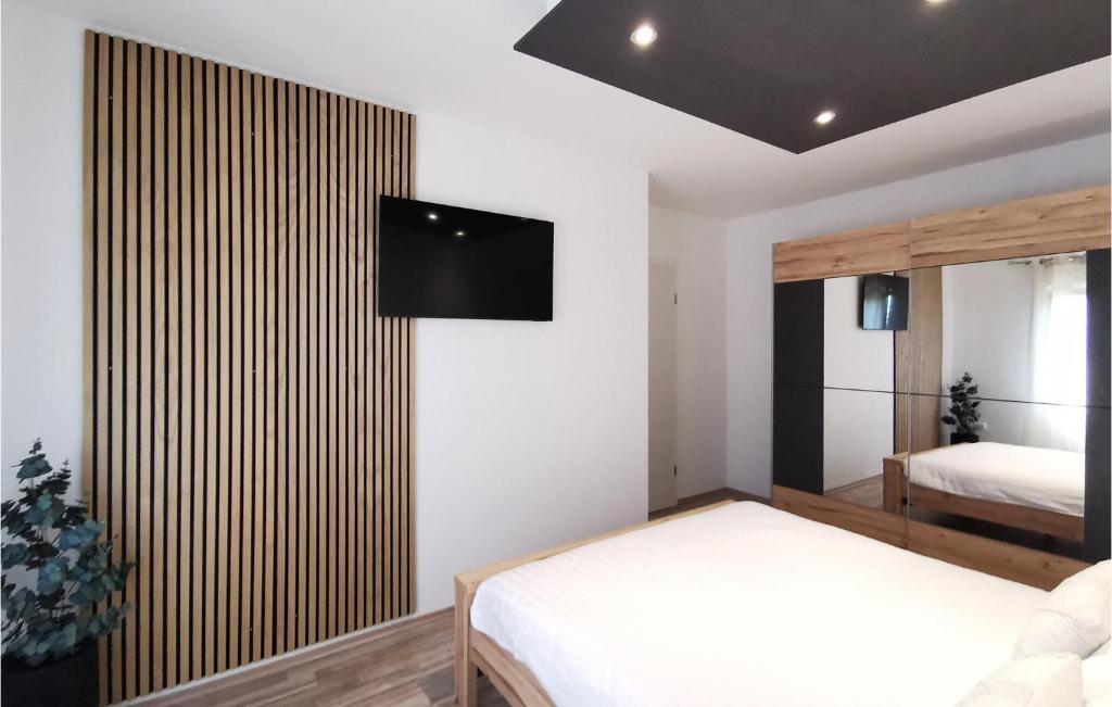 Cama o camas de una habitaci&oacute;n en Awesome Apartment In Svetvincenat With Wifi