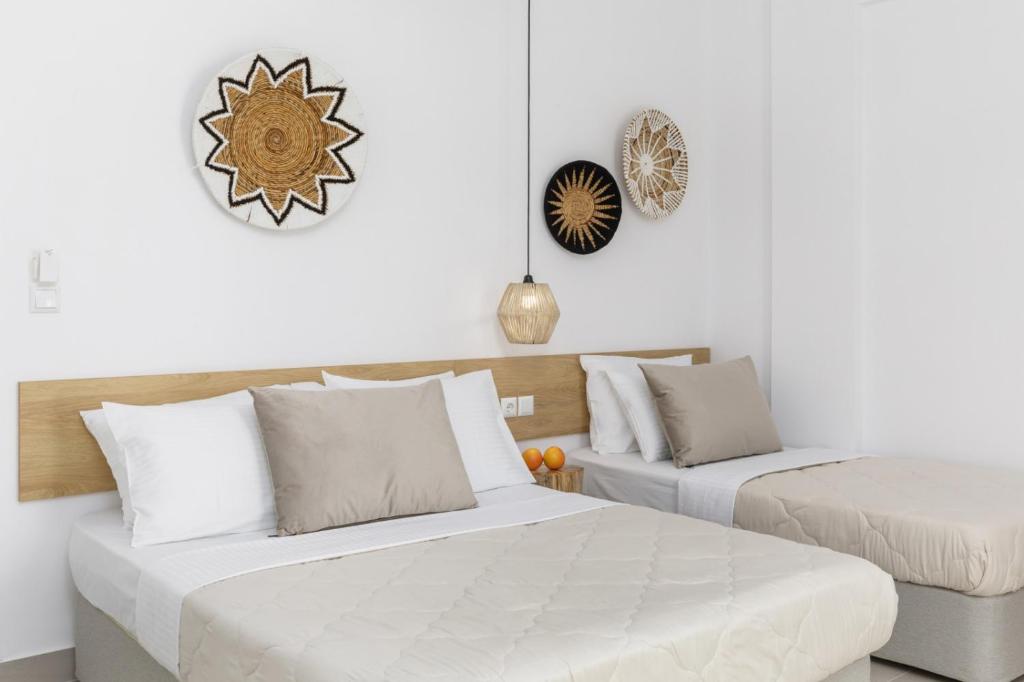 2 camas en una habitación con paredes blancas en Pel Mar, en Pefkohori