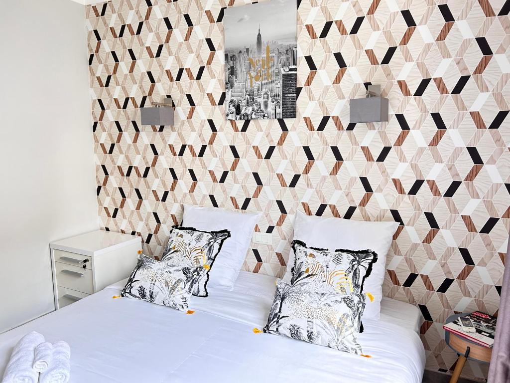 Posteľ alebo postele v izbe v ubytovaní 2 bedroom luxury flat with Balcony Cannes Center