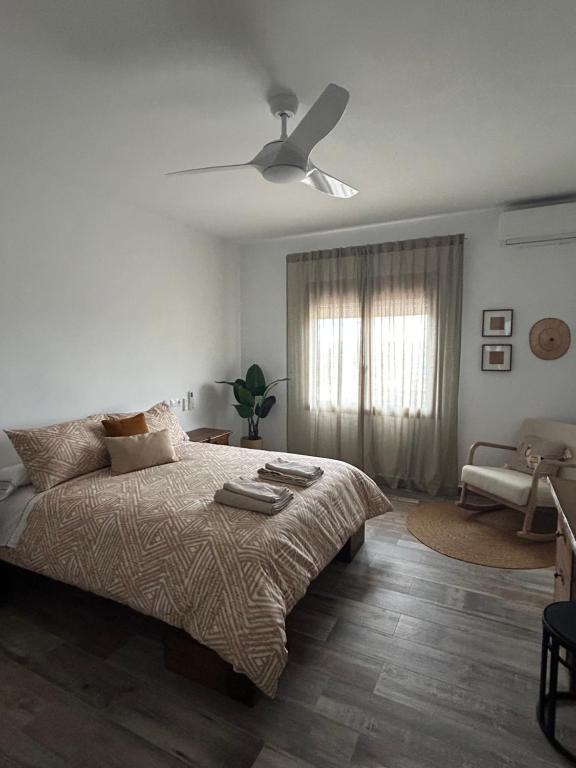 1 dormitorio con 1 cama y ventilador de techo en Casa Rural en Valera El Rincón de Elena, en Valera de Abajo