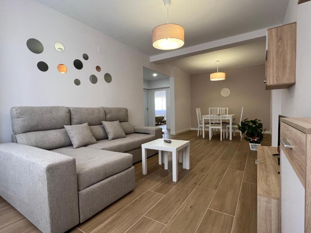 salon z kanapą i stołem w obiekcie Cedemar 2 w mieście Cedeira