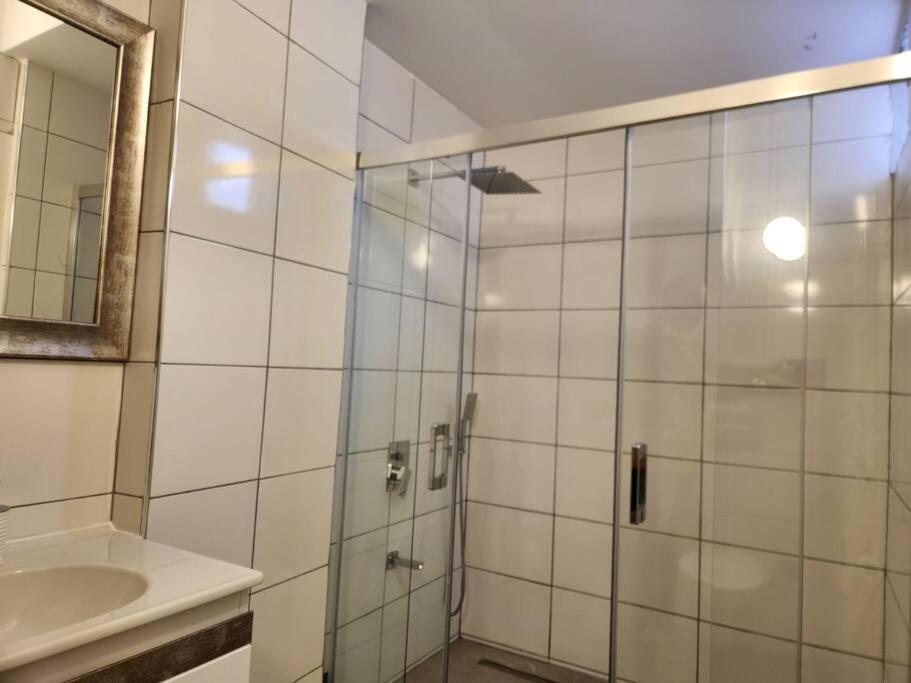 W łazience znajduje się prysznic i umywalka. w obiekcie Traumhaus mitten in der City 60 Meter zum Meer w mieście Kusadası