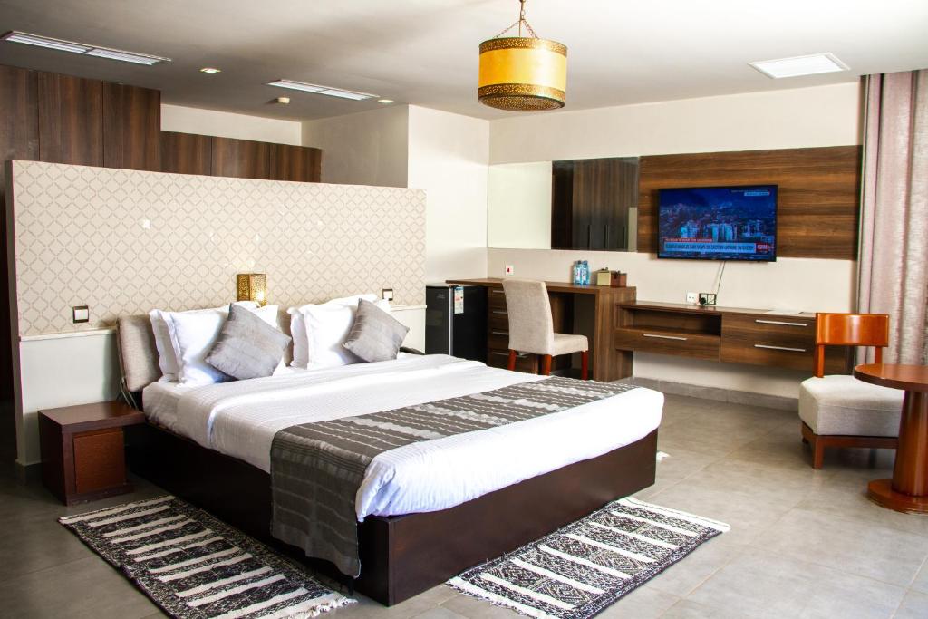 Postel nebo postele na pokoji v ubytování The Royal Shaza Suites