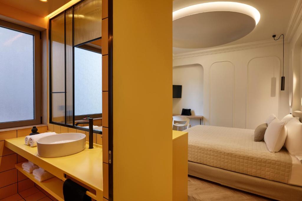 DWELL - Elegant City Stay - 17