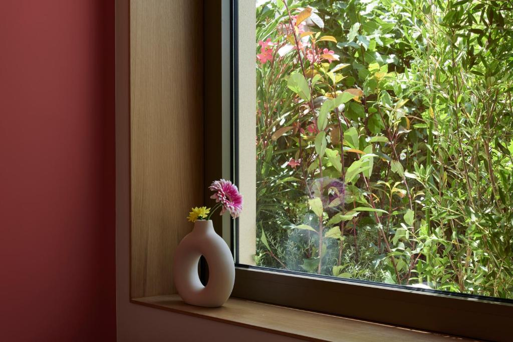 DWELL - Elegant City Stay - Resim 15