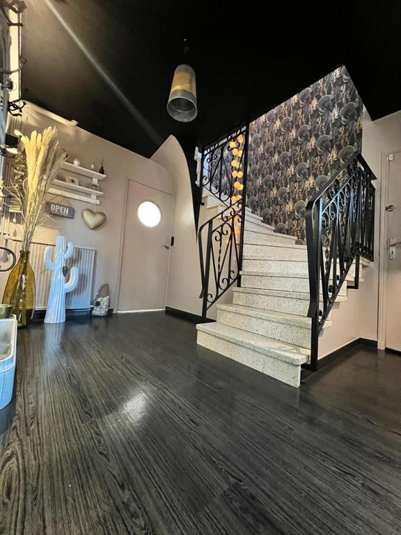 une chambre avec un escalier et un escalier dans l'établissement Chambres dans villa avec piscine, à Roézé-sur-Sarthe